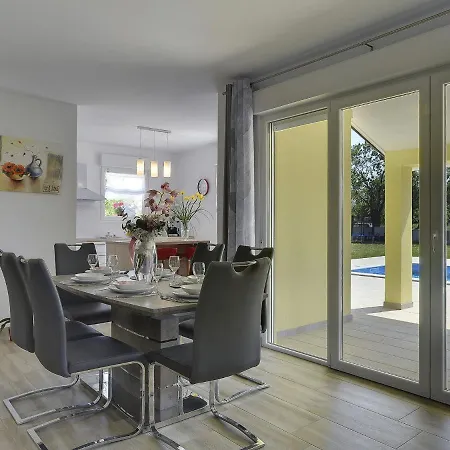 Villa Modern With Pool And Parasol In