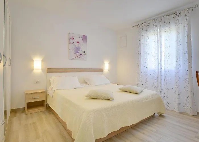 In With Pool And Adriatic Views Marčana