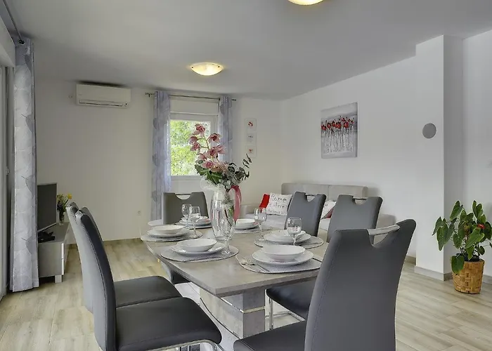 In With Pool And Adriatic Views