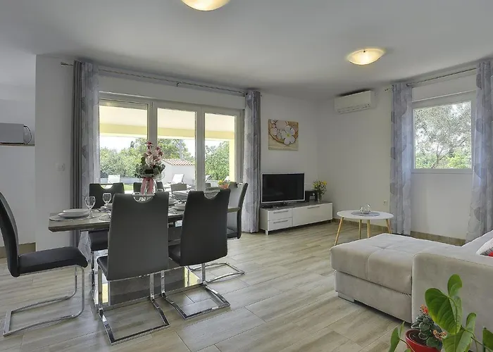 In With Pool And Adriatic Views