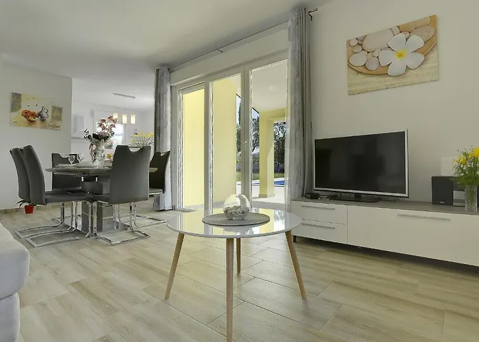 Villa In With Pool And Adriatic Views Marčana