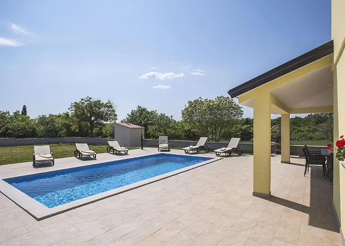 Villa In With Pool And Adriatic Views Marčana